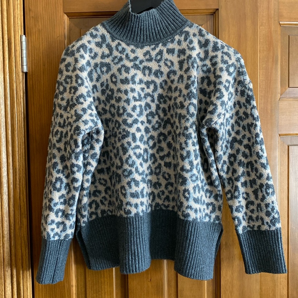 Cozy and stretchy sweater in good condition by Marled (M)